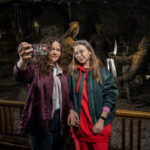 Młodzież zwiedzająca podziemne korytarze Kopalni Soli "Wieliczka"