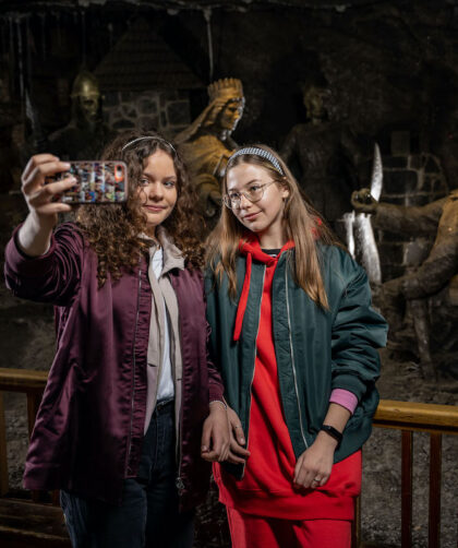 Młodzież zwiedzająca podziemne korytarze Kopalni Soli "Wieliczka"