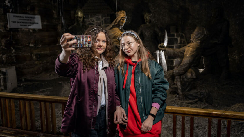 Młodzież zwiedzająca podziemne korytarze Kopalni Soli "Wieliczka"